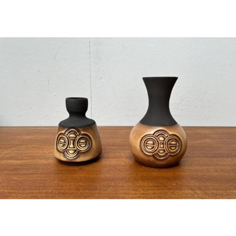 Vasi in Studio Pottery danese di metà secolo di Frank Keramik, anni '60, set di 2, in ottime condizioni. I prodotti disegnati dal 1960 al 1969 hanno una prova ufficiale di autenticità, come cataloghi d'epoca, registri di designer o altre fonti di