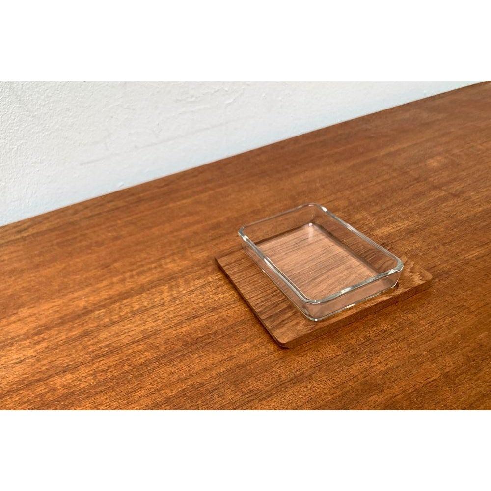 Dänisches Teakholz-Tablett mit Glas aus der Jahrhundertmitte, 1960er Jahre, 2er-Set, in sehr gutem Zustand. Entworfen 1960 bis 1969.

Zusätzliche Informationen:
MATERIALIEN: Glas, Teakholz
Stil: Moderne Mitte des Jahrhunderts
Herkunftsland:
