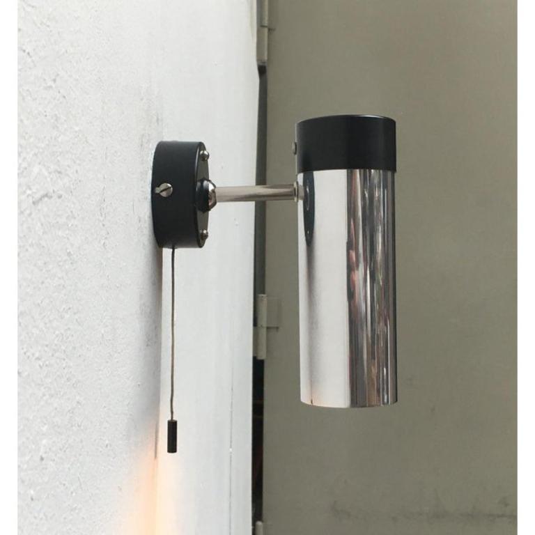 Simple wall spotlights from the Dutch manufacturer Hala based on a design by Busquet from the 1960s.

The lamp head shows the shape of a simple cylinder. It is connected to the wall base by an arm with a ball joint. The ball joint allows orientation