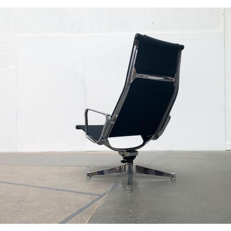 Set di 2 poltrone in alluminio EA 124 di Charles & Ray Eames, 1960 in vendita 4