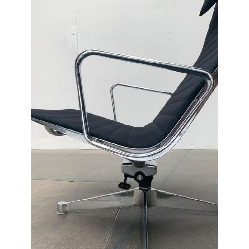 Set di 2 poltrone in alluminio EA 124 di Charles & Ray Eames, 1960 in vendita 5