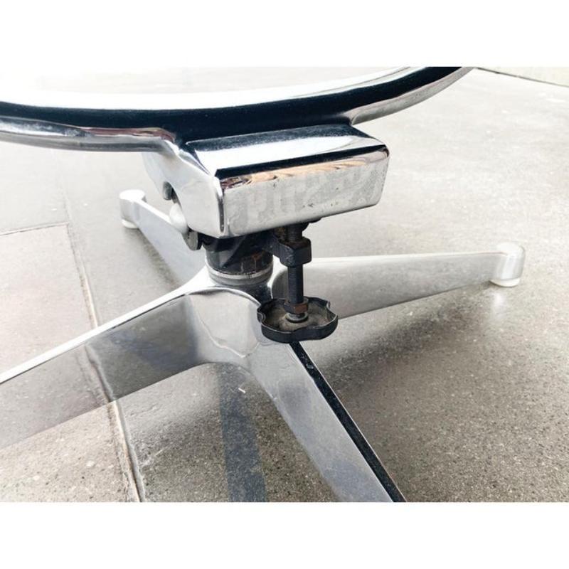 Set di 2 poltrone in alluminio EA 124 di Charles & Ray Eames, 1960 in vendita 6
