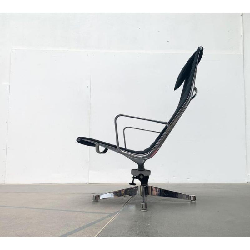 Sedia da salotto in alluminio di Herman Miller (Vitra) su disegno di Ray e Charles Eames della fine degli anni '50. Ecco la rara versione iniziale di Miller con la forma originale del piede e l'elegante altalena.

Un classico del design elegante con