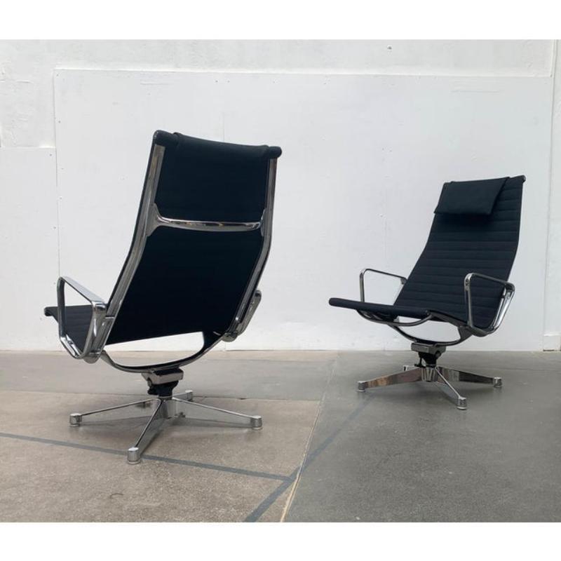 Mid-Century moderno Set di 2 poltrone in alluminio EA 124 di Charles & Ray Eames, 1960 in vendita