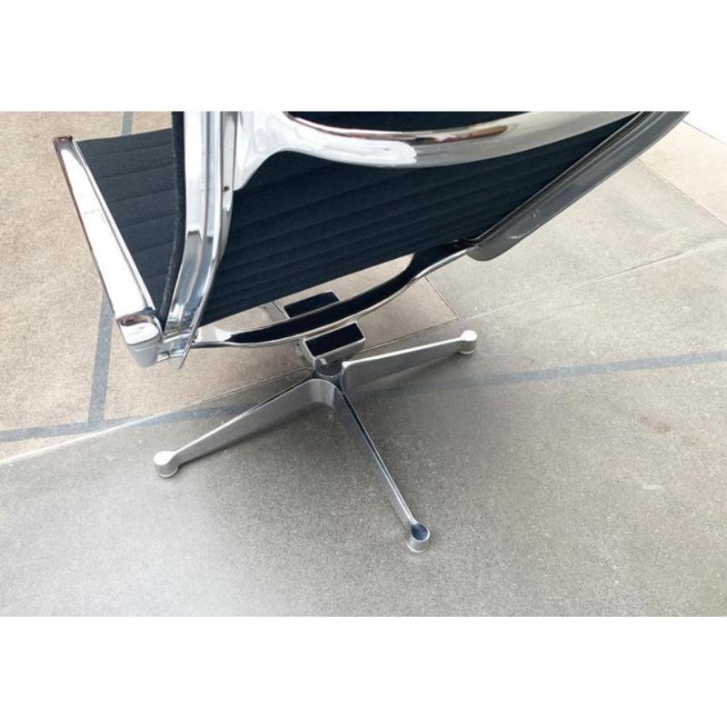 XX secolo Set di 2 poltrone in alluminio EA 124 di Charles & Ray Eames, 1960 in vendita