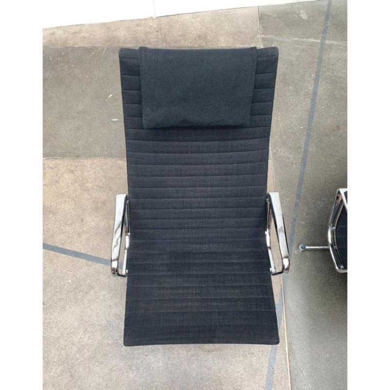 Set di 2 poltrone in alluminio EA 124 di Charles & Ray Eames, 1960 in vendita 1