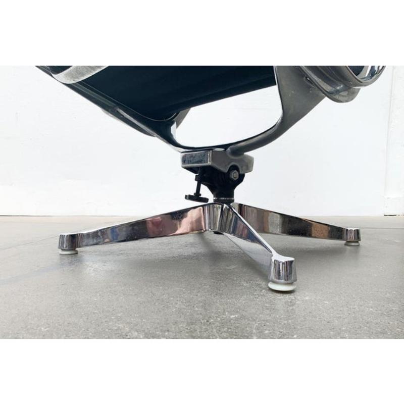 Set di 2 poltrone in alluminio EA 124 di Charles & Ray Eames, 1960 in vendita 2