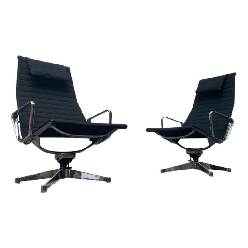 Set di 2 poltrone in alluminio EA 124 di Charles & Ray Eames, 1960 in vendita