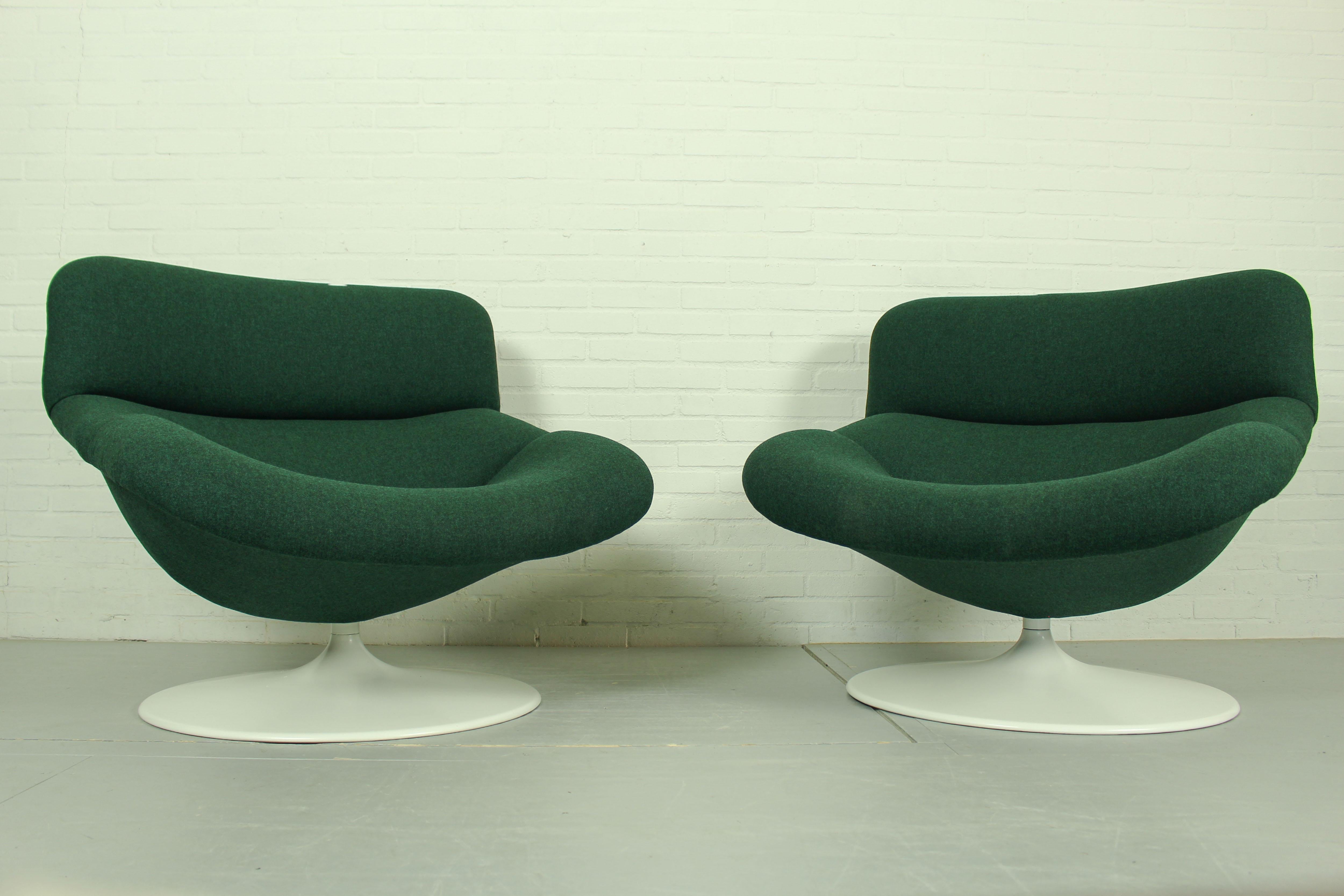 Lounge Swivel Chairs by Geoffrey Harcourt for Artifort, 1980. Model F518. The chairs have a metal round base. Reupholstered with high quality green fabric Kvadrat Tonica. In a very good condition. 

Dimensions: 90 cm W, 90 cm D, 81 cm h.