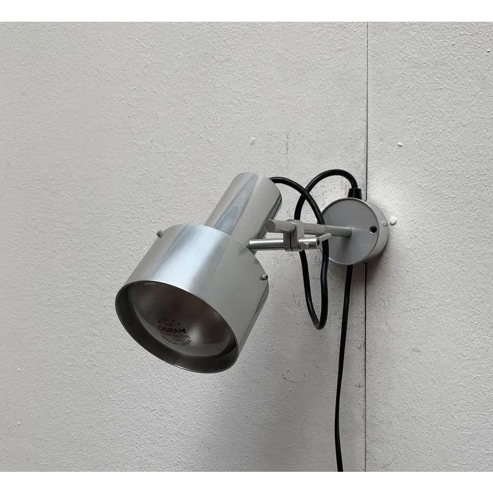 Rare lampade da parete di Architectural Lighting secondo un progetto del noto designer industriale Peter Nelson degli anni '60.

Il linguaggio del design e la materialità dei progetti di Nelson riflettono il suo background nell'industria