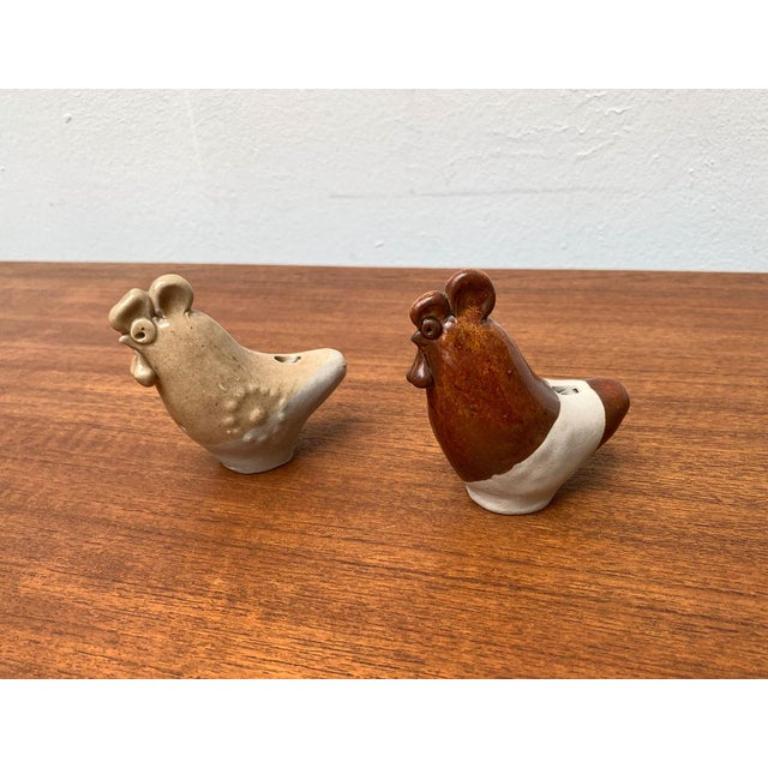 Set di 2 flauti di pollo in ceramica finlandese di metà secolo di Kermansavi, anni '60 In condizioni ottime in vendita a Hamburg, DE