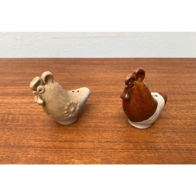 XX secolo Set di 2 flauti di pollo in ceramica finlandese di metà secolo di Kermansavi, anni '60 in vendita