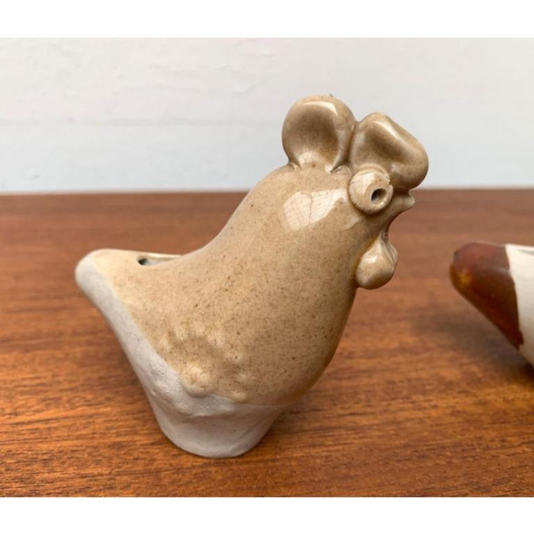 Ceramica Set di 2 flauti di pollo in ceramica finlandese di metà secolo di Kermansavi, anni '60 in vendita