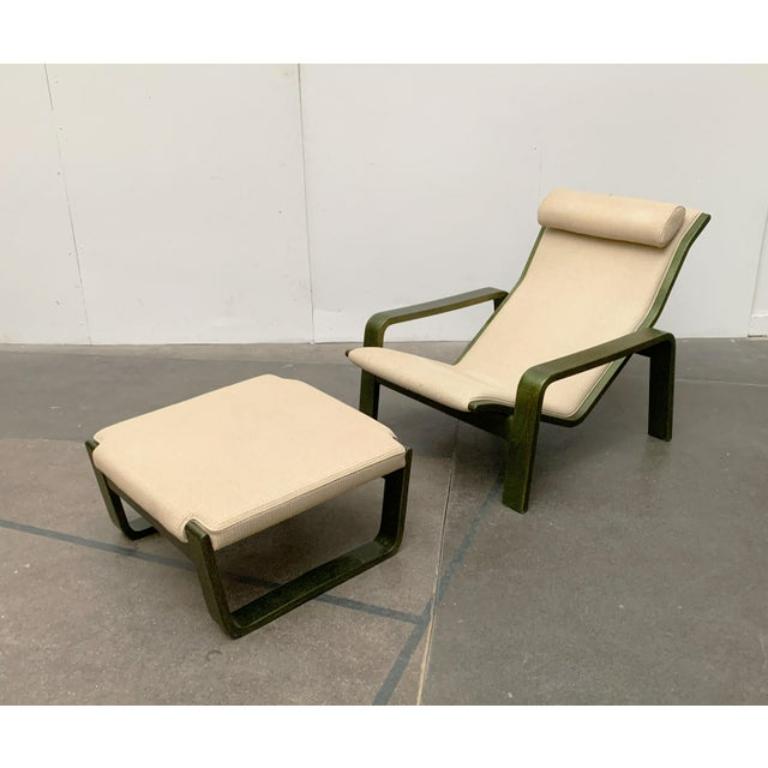 Sillón con otomana del fabricante finlandés asko basado en un diseño de Ilmari Lappalainen de los años 60. Aquí en un color poco común y una portada especial.

Un diseño sencillo y funcional. Consta de dos partes, el armazón y el asiento o