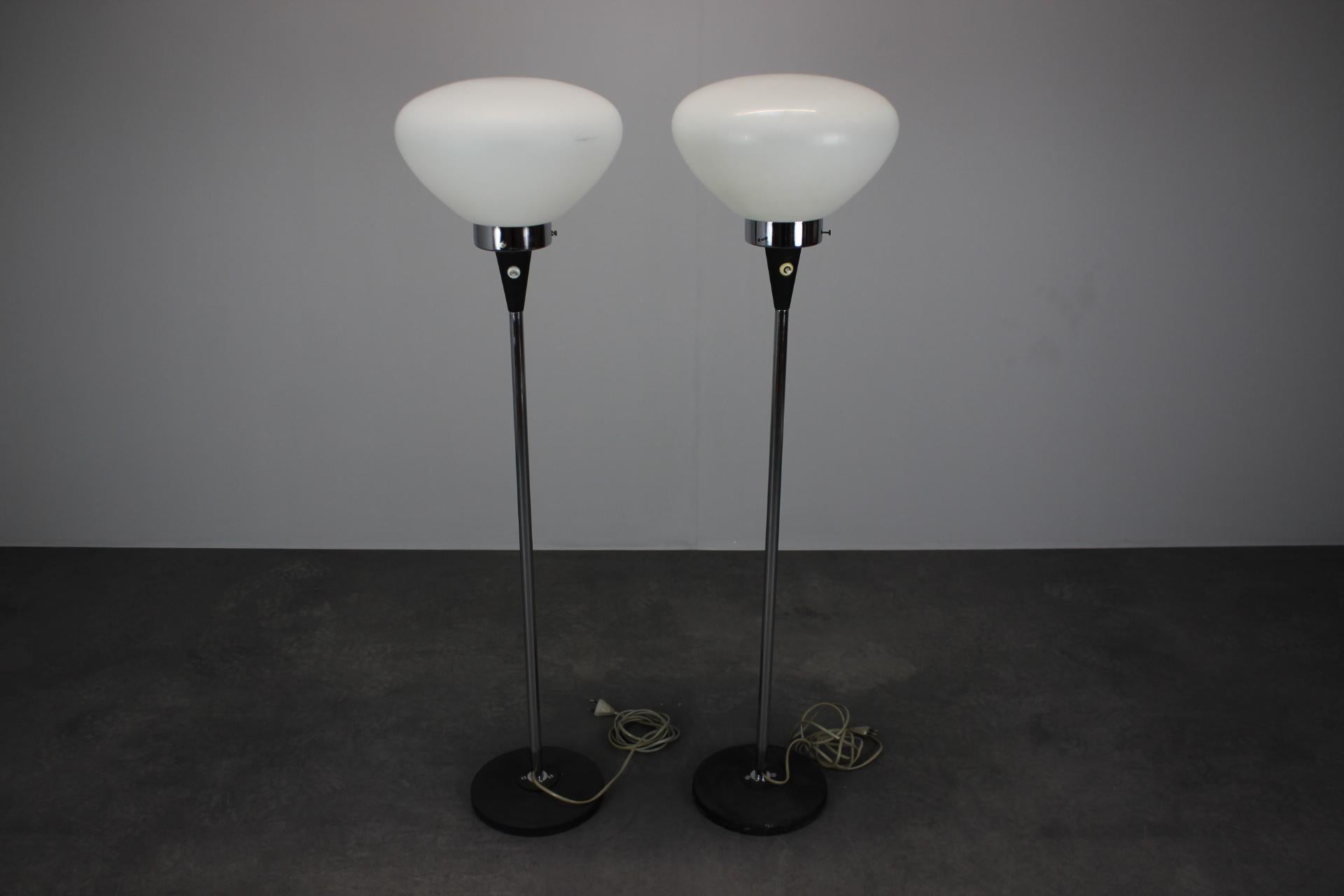 - Lampada da terra minimalista realizzata in Cecoslovacchia da Jaroslav Bejvl, negli anni Sessanta,
- in metallo, cromo e vetro,
- lucidato, pulito, presenta lievi segni d'uso,
- completamente funzionante.
