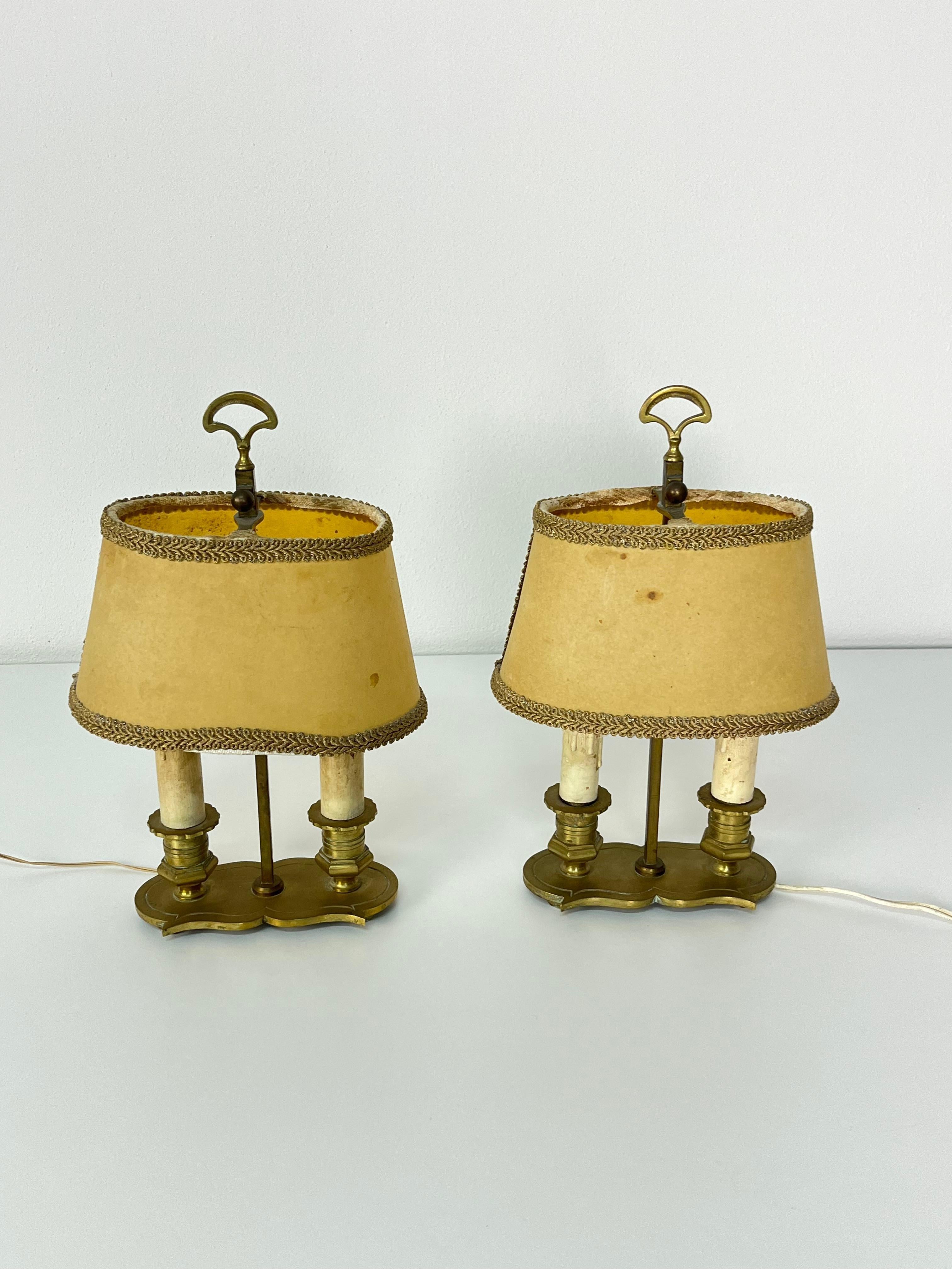 Set di 2 lampade da comodino a 2 luci in stile francese di metà secolo, anni '50
Lampade E14.
Condit e in buone condizioni.
Segni di invecchiamento sui paralumi in tessuto.
Lampade di grande charme.
