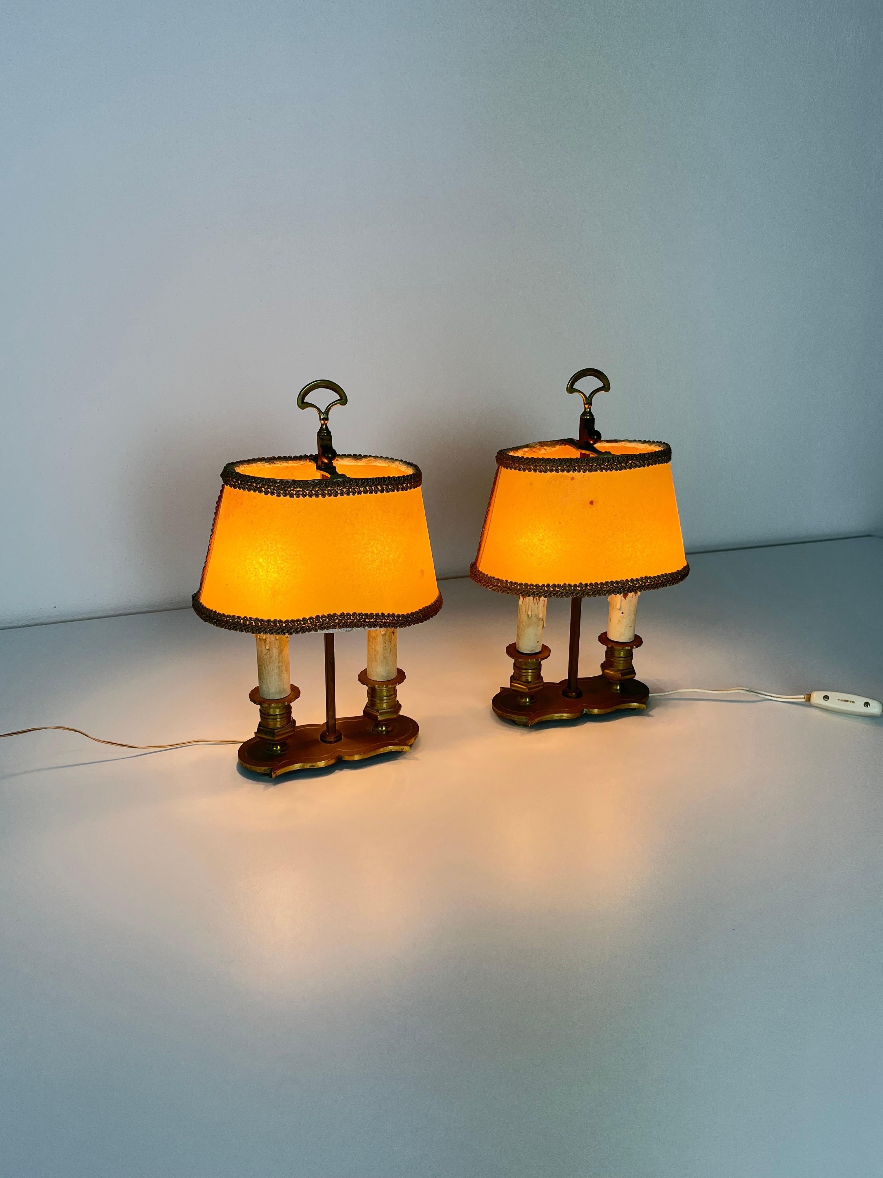 Set di 2 lampade da comodino a 2 luci francesi del Medioevo, anni '50 In condizioni buone in vendita a Palermo, IT