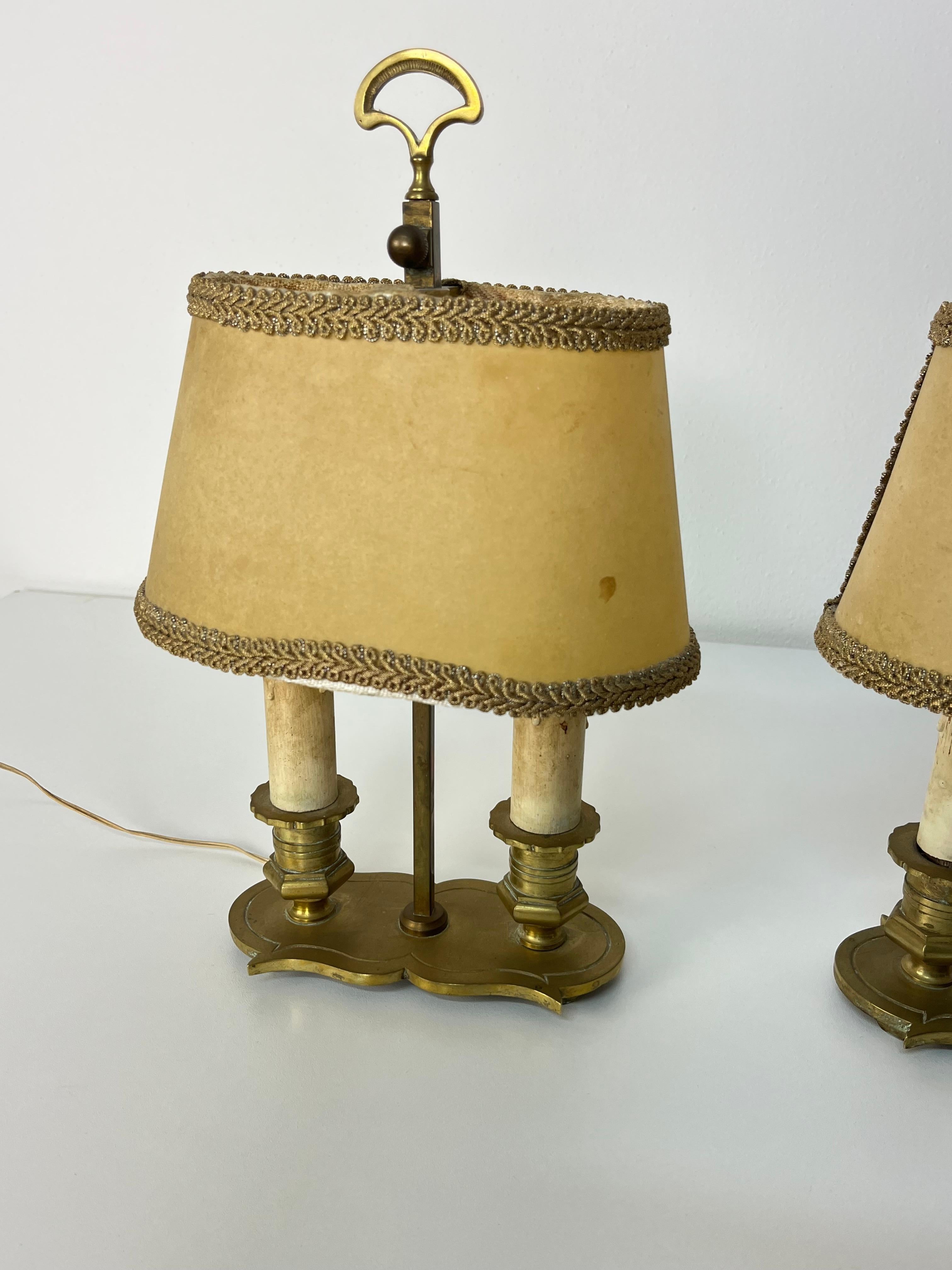 Metà XX secolo Set di 2 lampade da comodino a 2 luci francesi del Medioevo, anni '50 in vendita