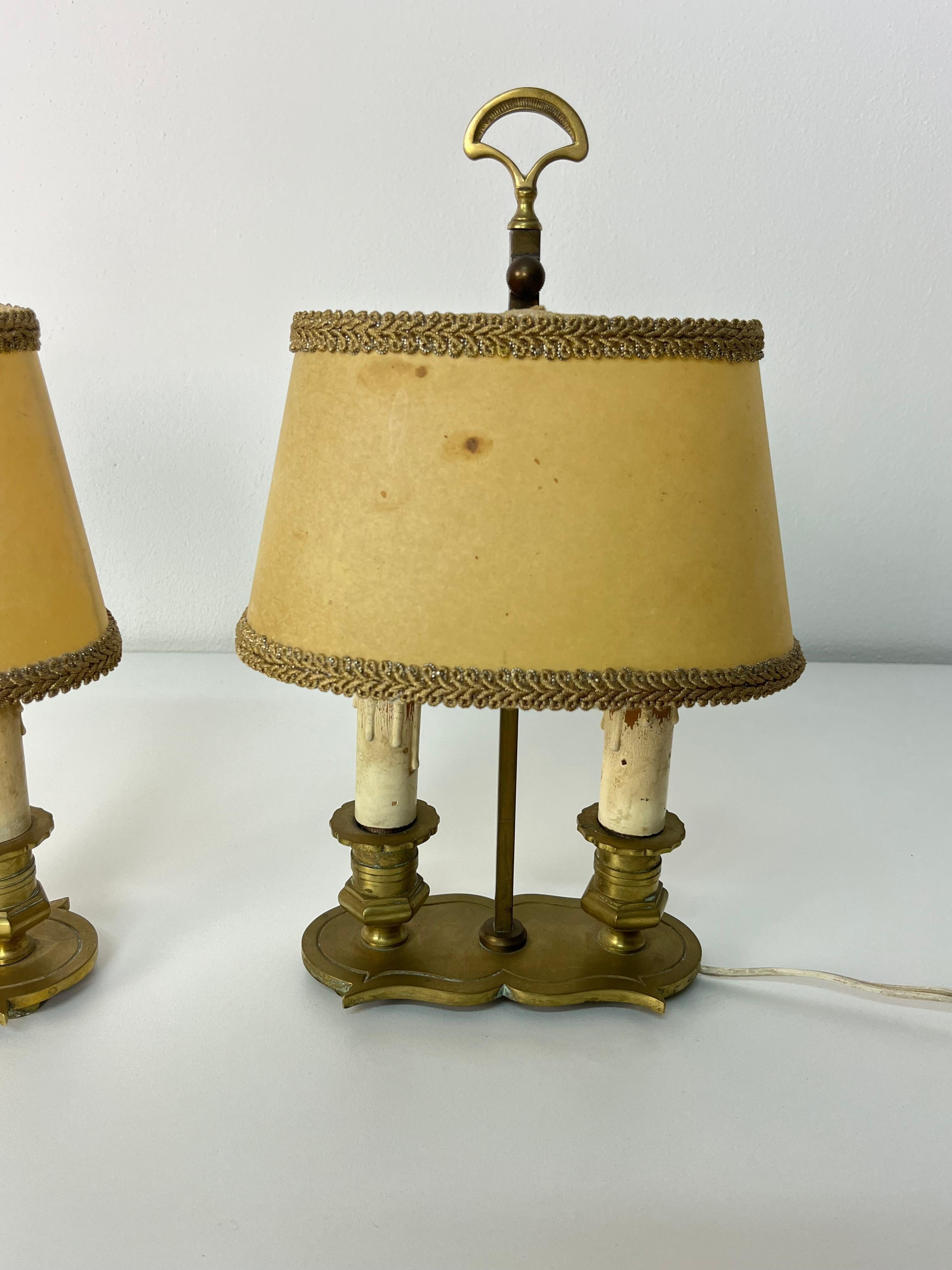 Metallo Set di 2 lampade da comodino a 2 luci francesi del Medioevo, anni '50 in vendita