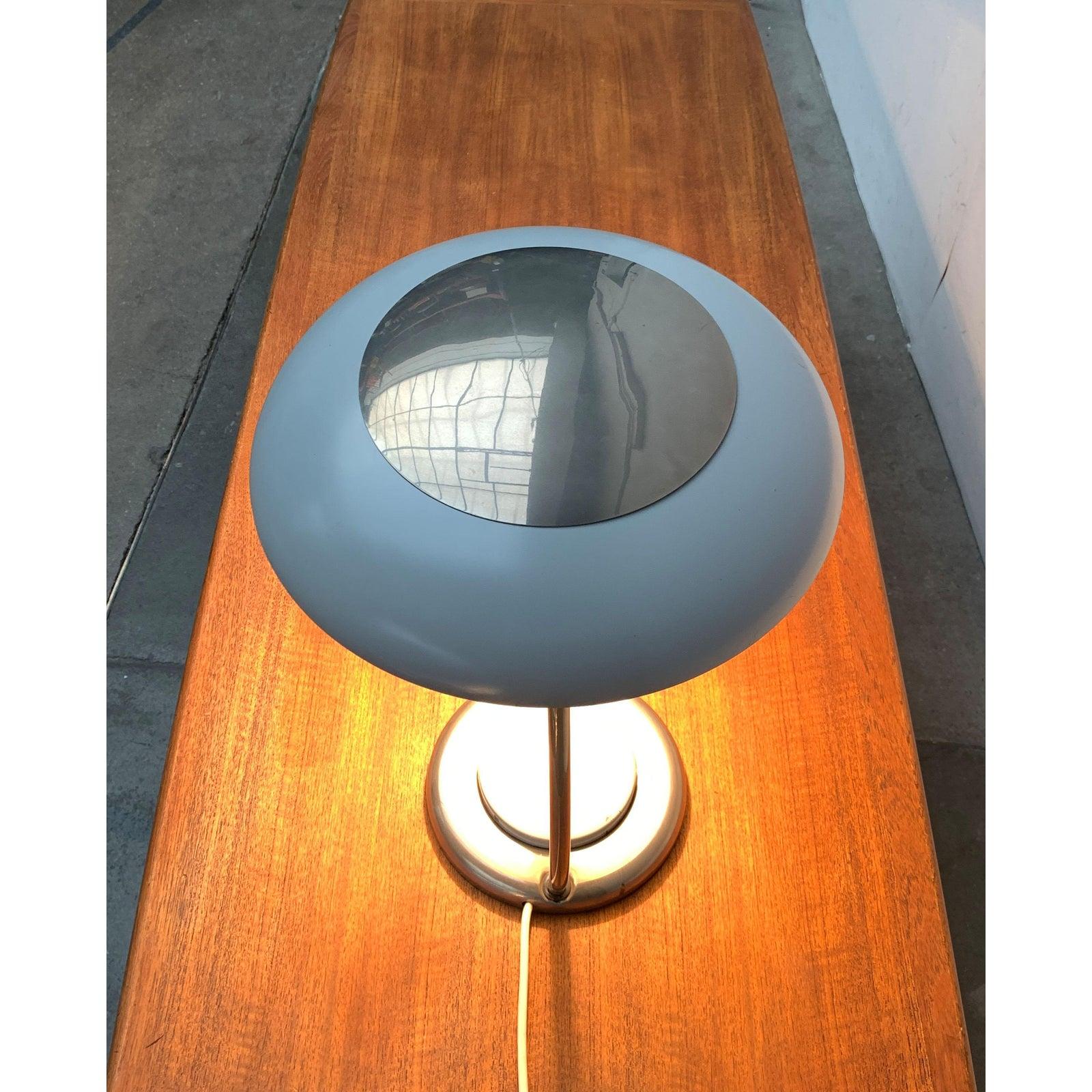 Due semplici lampade da tavolo della metà del secolo scorso di produzione gdr di veb leuchtenbau, lengefeld.

Il design segue la classica forma delle lampade da tavolo dell'epoca. La particolarità sta nel grande pressostato, che occupa quasi tutto