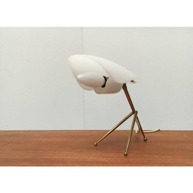 Rares lampes de table de Cosack datant du milieu du siècle dernier.

Design/One avec une combinaison spéciale de matériaux. Trois pieds se rejoignent en un point de l'arbre pour former un trépied. Les tiges sont de forme conique et terminées par des