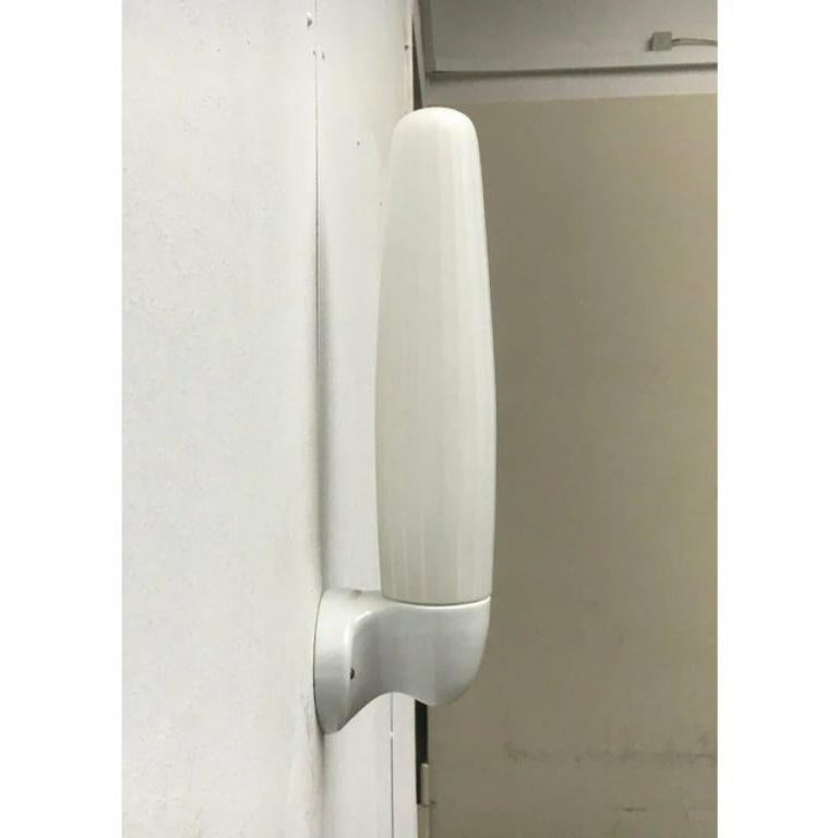 Apliques de espejo clásicos basados en un diseño de Wilhelm Wagenfeld de los años 50.

El 6060 es un diseño funcional, elegante y, por tanto, atemporal. La base está acabada en blanco. El tapón de rosca tiene un recubrimiento opalino. Esta es la