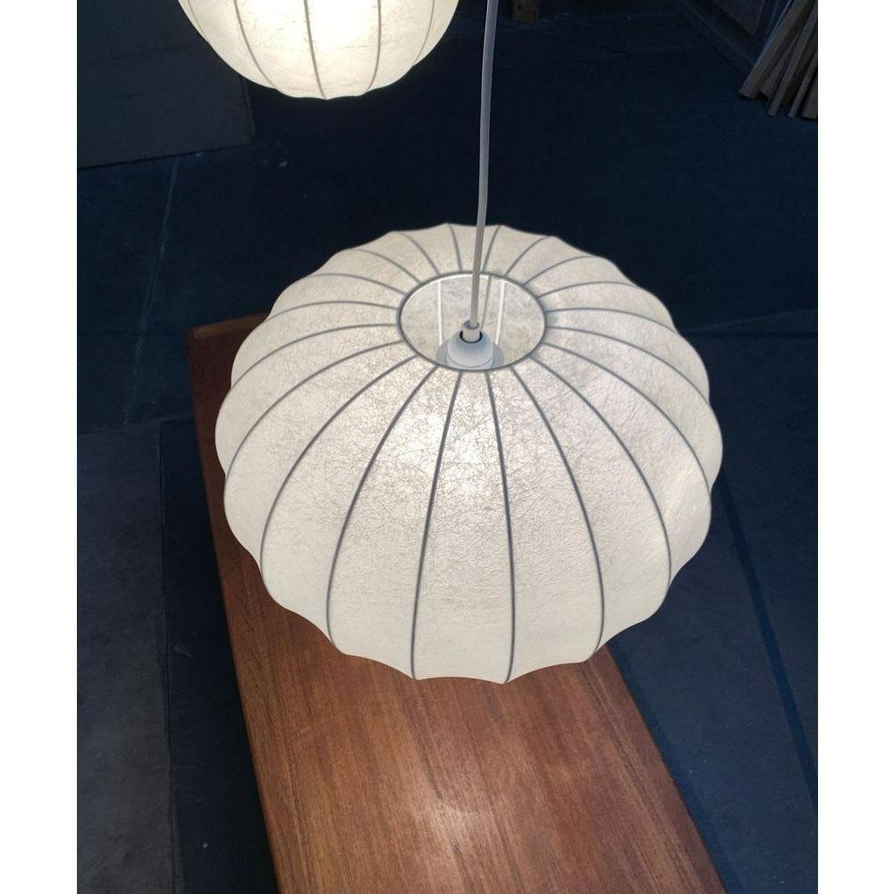 Luminaires suspendus cocon du milieu du siècle de Goldkant d'après un design de friedel wauer datant des années 1960.

Un design minimaliste. Les lumières ont une forme sphérique simple. La petite lampe forme une boule parfaite. La seconde lampe est