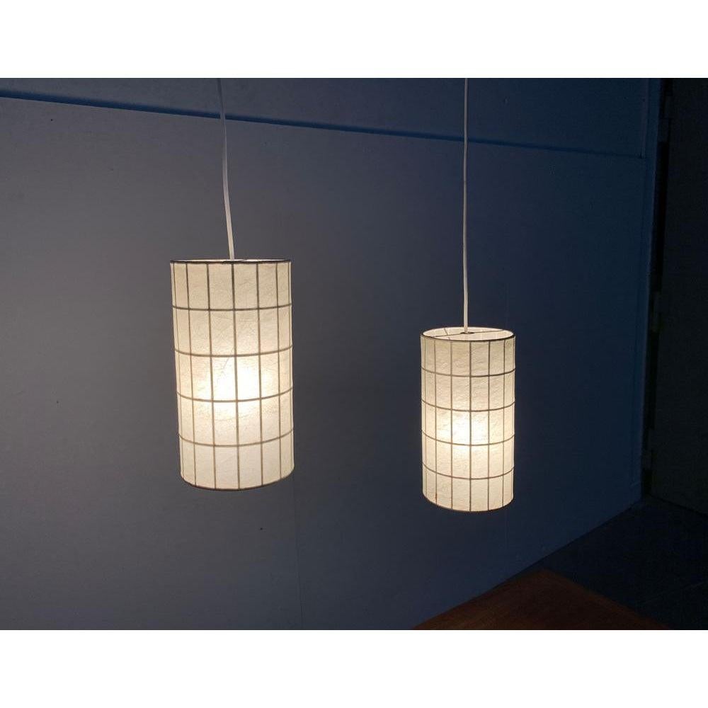 Rare lampade a sospensione a forma di bozzolo della metà del secolo scorso, realizzate da goldkant su disegno di Friedel Wauer degli anni '60.

un design minimalista con un caratteristico motivo di ombreggiatura. Le luci mostrano una semplice forma