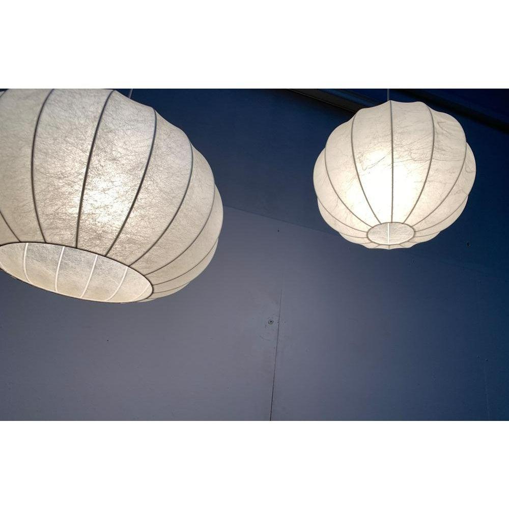 Mid-Century Modern Ensemble de 2 lampes pendantes cocon allemandes du milieu du siècle par Friedel Wauer, années 1960 en vente