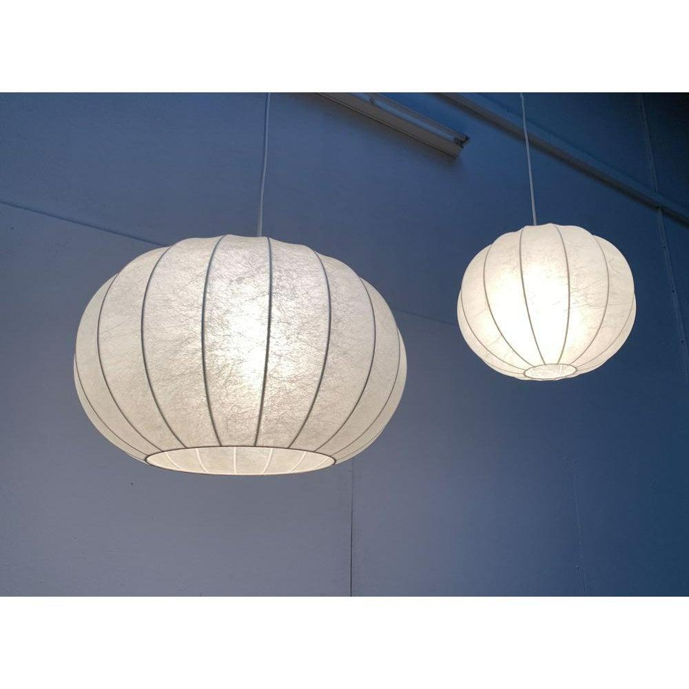 20ième siècle Ensemble de 2 lampes pendantes cocon allemandes du milieu du siècle par Friedel Wauer, années 1960 en vente