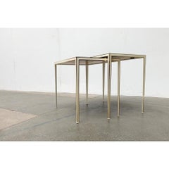 Juego de 2 mesas nido de latón y latón del Hollywood Regency alemán de mediados de siglo, años 60