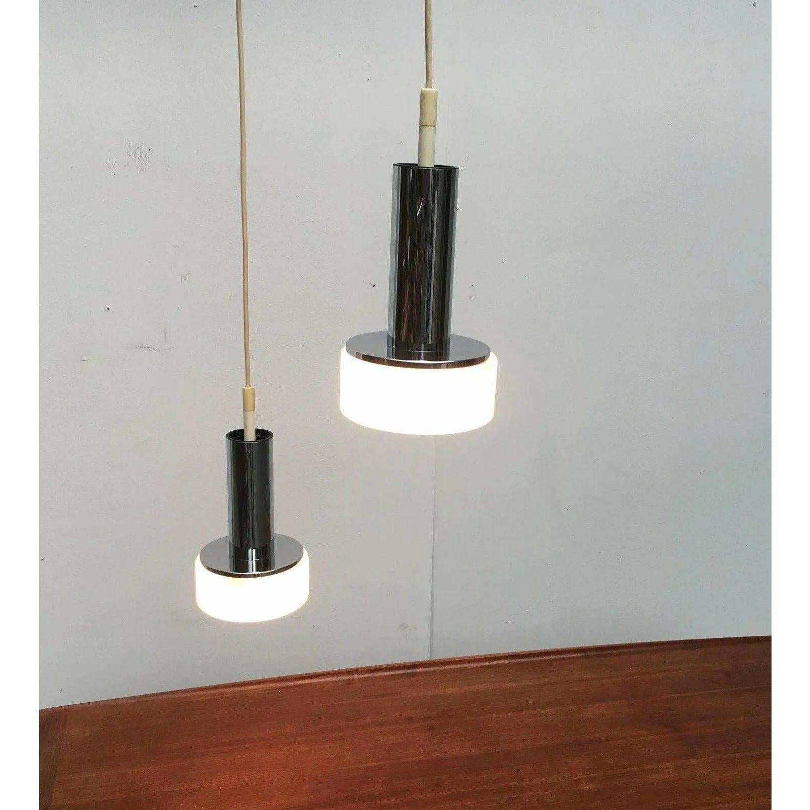 Set di 2 lampade a sospensione tedesche di metà secolo modello P105 in vetro e cromo, anni '60 in vendita 4