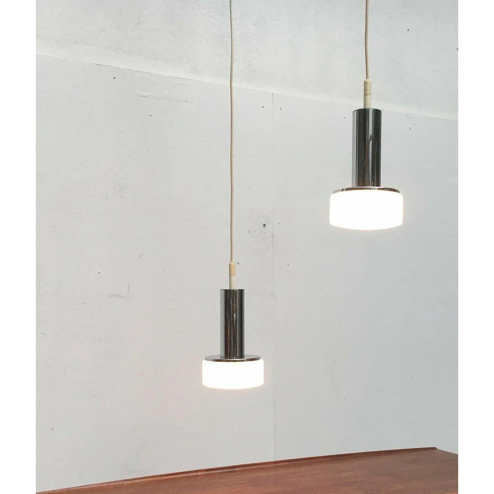 Mid-Century moderno Set di 2 lampade a sospensione tedesche di metà secolo modello P105 in vetro e cromo, anni '60 in vendita