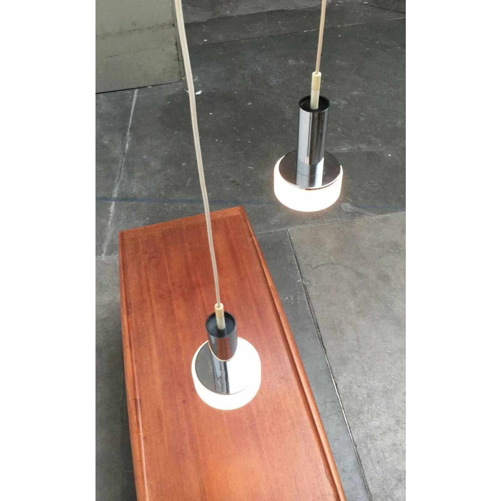 Tedesco Set di 2 lampade a sospensione tedesche di metà secolo modello P105 in vetro e cromo, anni '60 in vendita