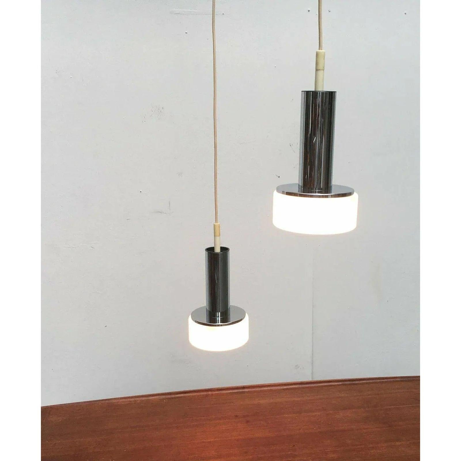 XX secolo Set di 2 lampade a sospensione tedesche di metà secolo modello P105 in vetro e cromo, anni '60 in vendita