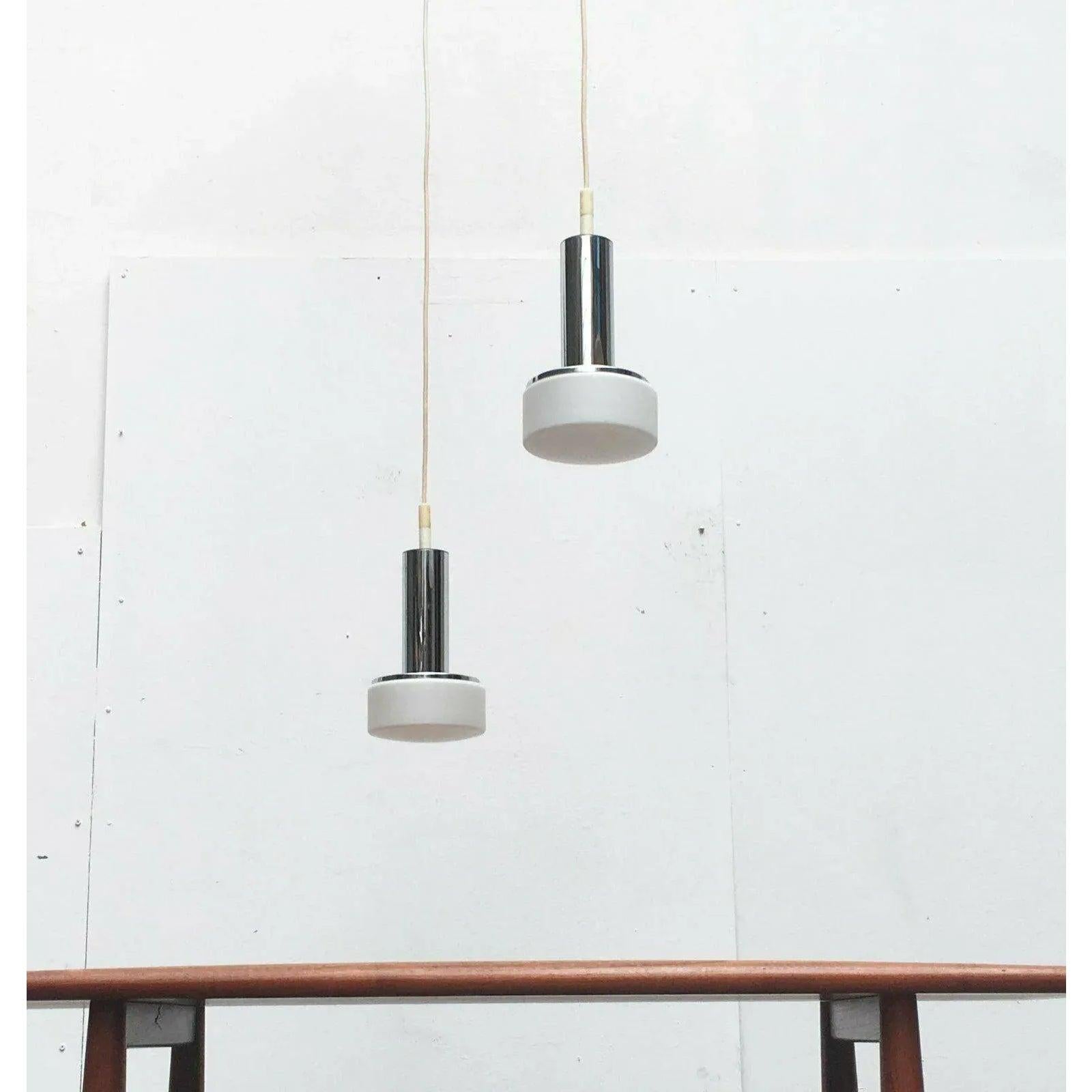 Metallo Set di 2 lampade a sospensione tedesche di metà secolo modello P105 in vetro e cromo, anni '60 in vendita