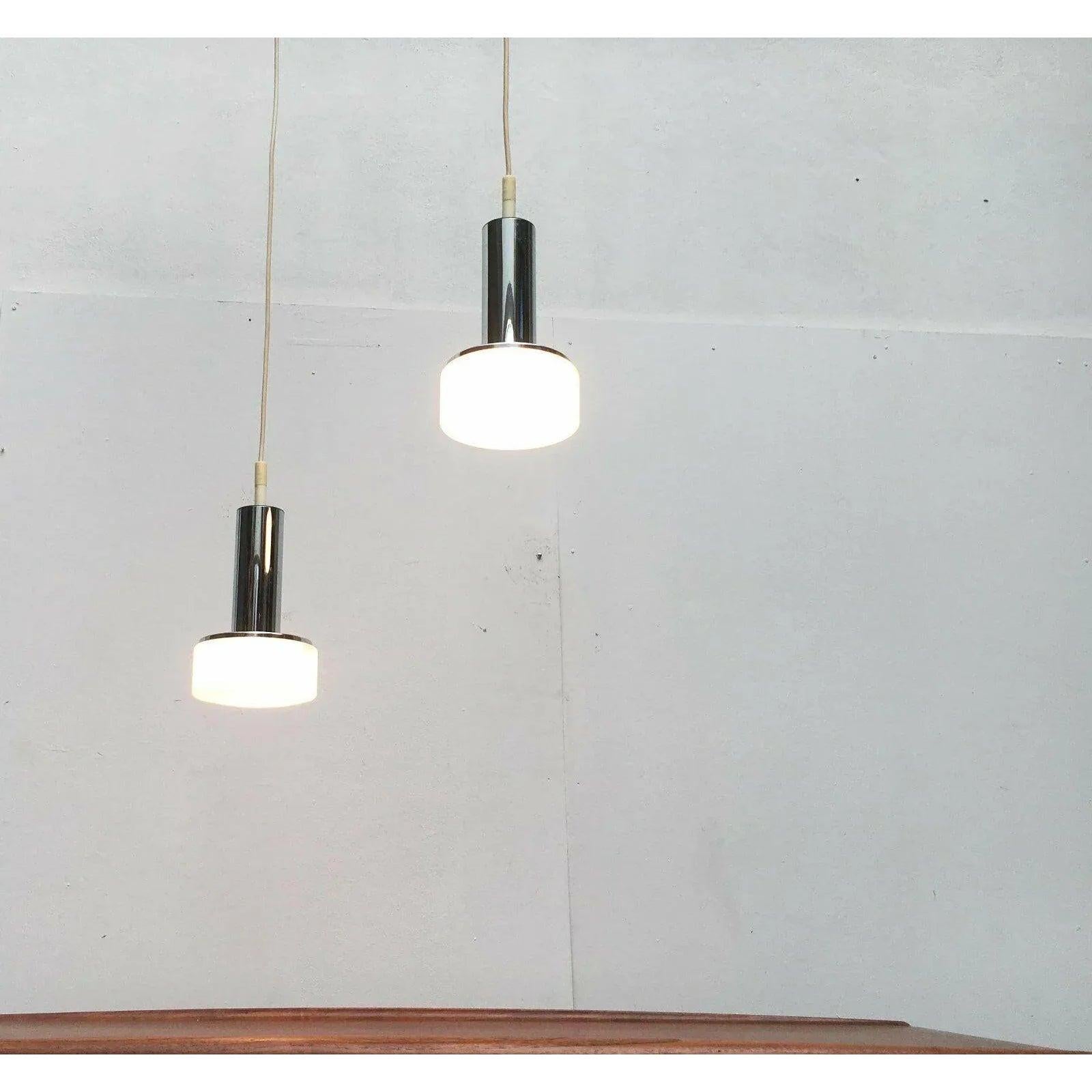 Set di 2 lampade a sospensione tedesche di metà secolo modello P105 in vetro e cromo, anni '60 in vendita 1