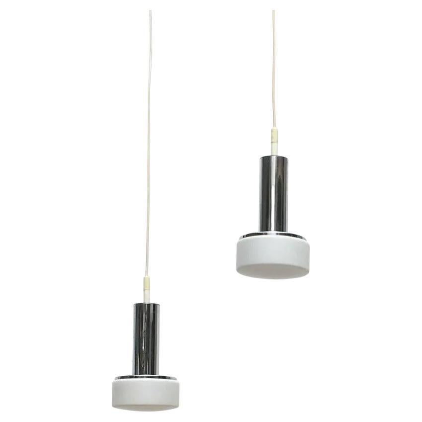 Set di 2 lampade a sospensione tedesche di metà secolo modello P105 in vetro e cromo, anni '60 in vendita