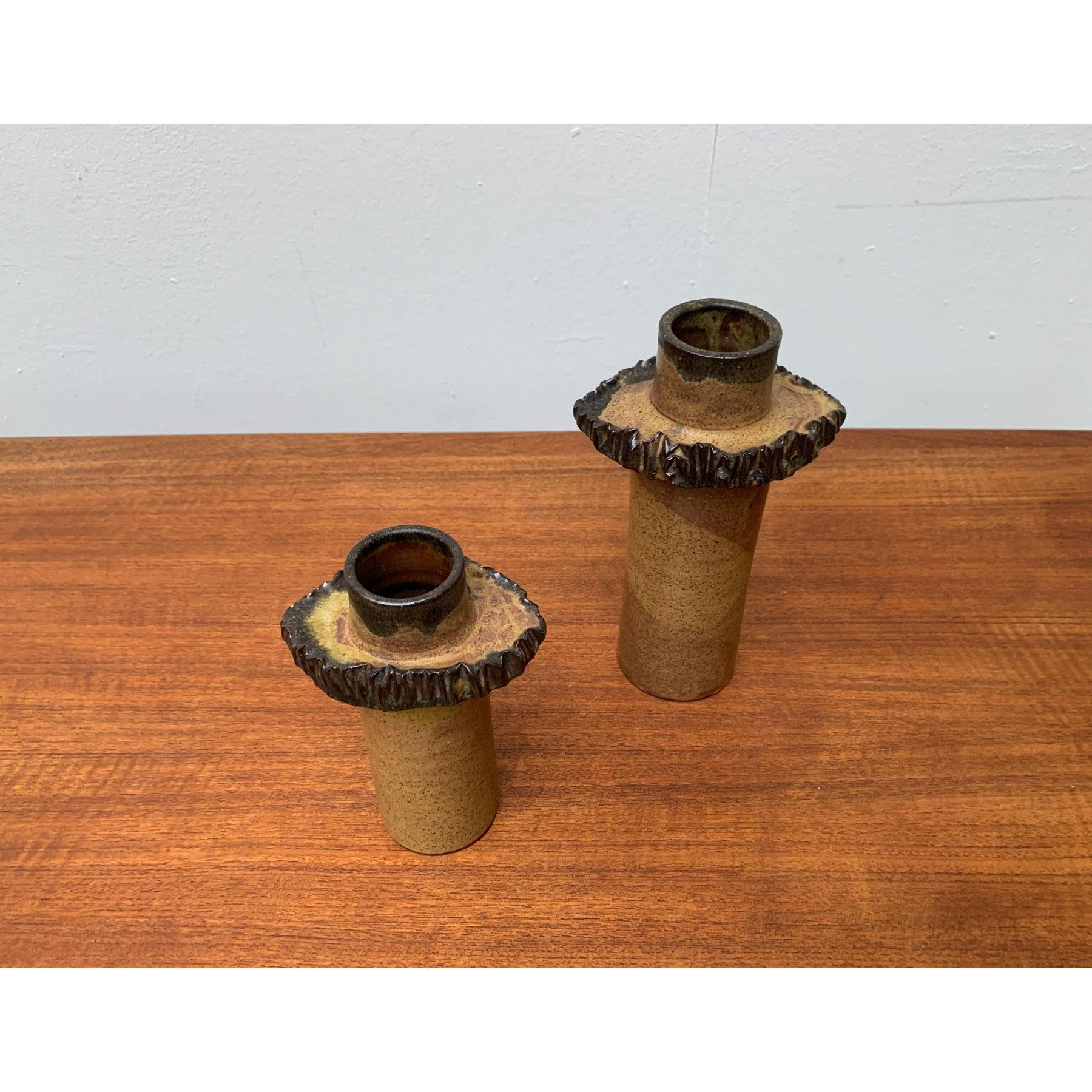 Raro set di vasi in ceramica con la suggestiva formazione di Luise Duncker di Flensburg.
H. H. 22 cm
H. 17 cm Questo pezzo ha un marchio di attribuzione.

Informazioni aggiuntive:
Materiali: Ceramica
Colore: Beige
Stili: Medioevo Moderno
Paese di