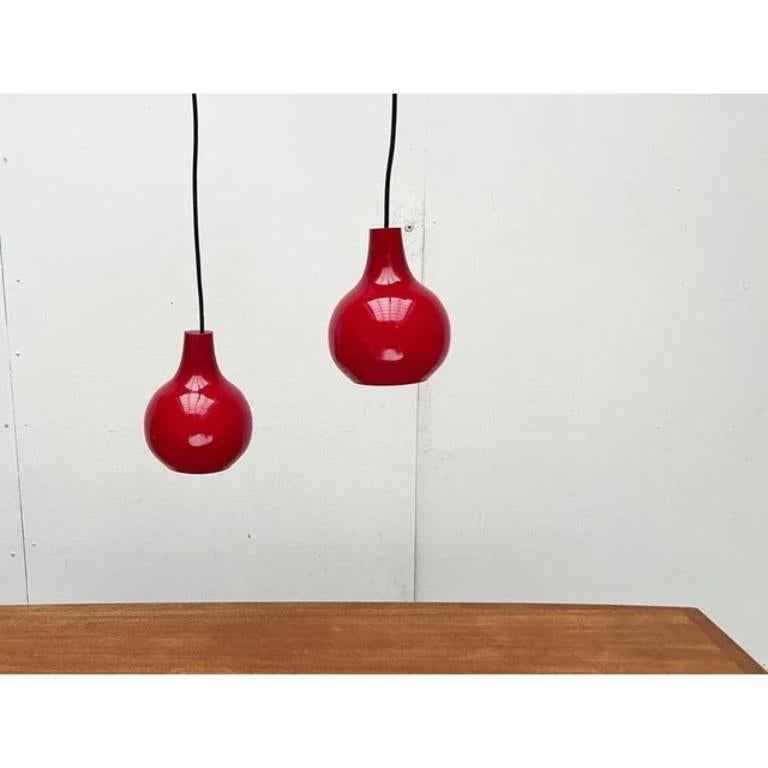 Set di 2 lampade a sospensione in vetro rosso tedesco di metà secolo di Peill & Putzler, anni '60 in vendita 3