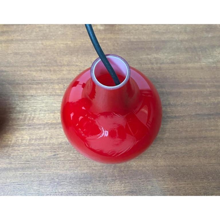 XX secolo Set di 2 lampade a sospensione in vetro rosso tedesco di metà secolo di Peill & Putzler, anni '60 in vendita