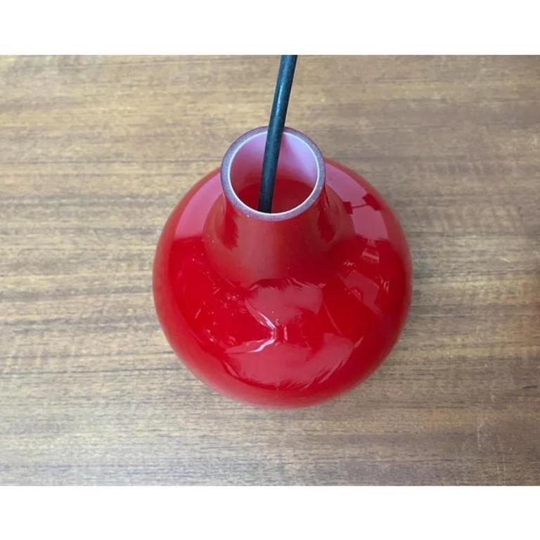 Vetro Set di 2 lampade a sospensione in vetro rosso tedesco di metà secolo di Peill & Putzler, anni '60 in vendita