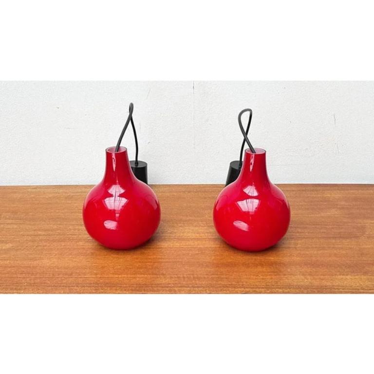 Set di 2 lampade a sospensione in vetro rosso tedesco di metà secolo di Peill & Putzler, anni '60 in vendita 2