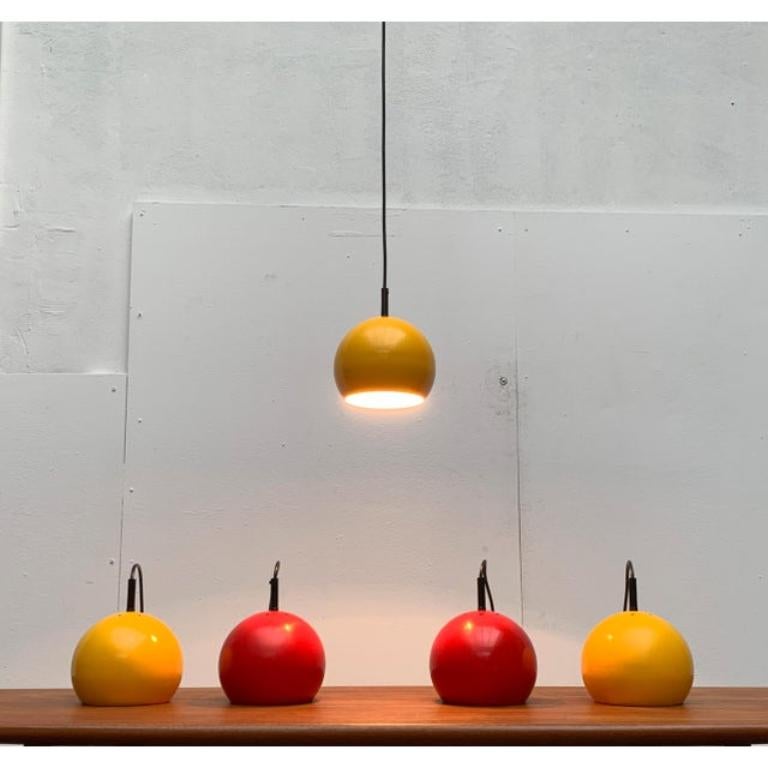 Mid-Century moderno Set di 2 lampade a sospensione a sfera in metallo dell'era spaziale tedesca di metà secolo in vendita
