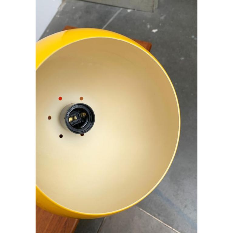 XX secolo Set di 2 lampade a sospensione a sfera in metallo dell'era spaziale tedesca di metà secolo in vendita