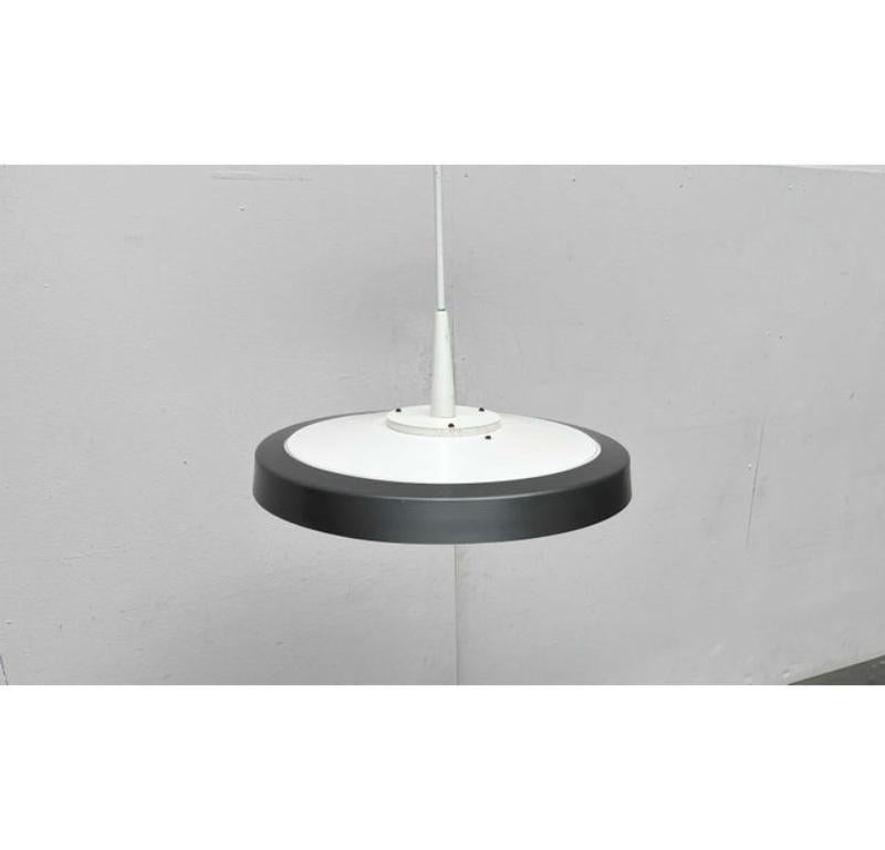 Mid-Century moderno Set di 2 lampade minimaliste tedesche di metà secolo Model A 205 Ufo, anni '60 in vendita