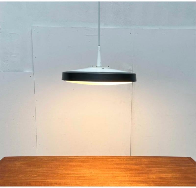 Set di 2 lampade minimaliste tedesche di metà secolo Model A 205 Ufo, anni '60 In condizioni buone in vendita a Hamburg, DE