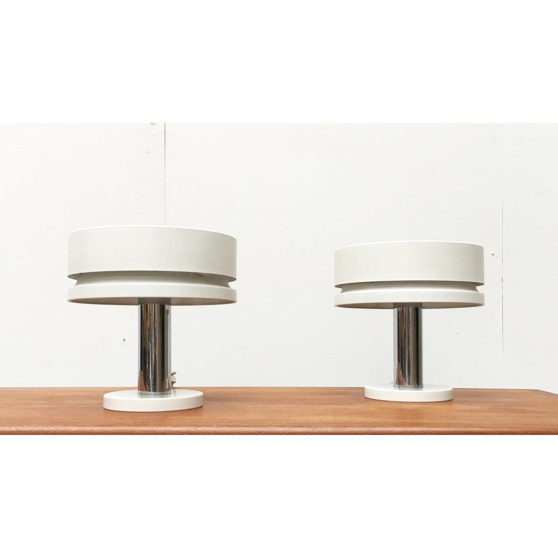 2er-Set Deutsche Space Age Minimalistische Tischlampe aus der Mitte des Jahrhunderts von Kaiser Idell / Kaiser Leuchten, 1960er Jahre

Diese Tischleuchte zeichnet sich durch ein zeitloses Design aus, das sich problemlos in ein modernes Ambiente