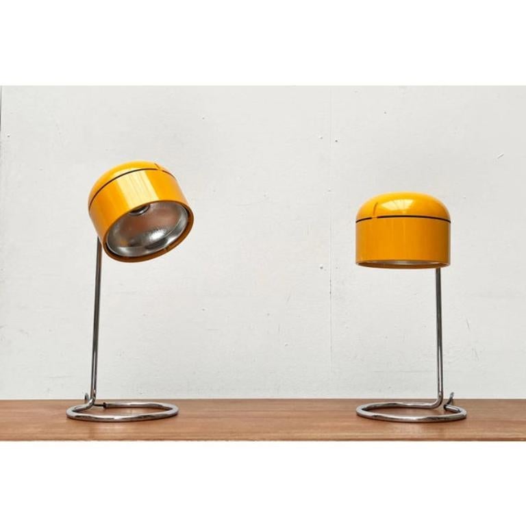Deux lampes de table Space Age du célèbre fabricant Staff d'après un design d'Arnold Berges des années 70. Ici dans une couleur spéciale et en paire.

La grande tête de lampe est en plastique et peinte en jaune. Il peut être incliné et tourné.