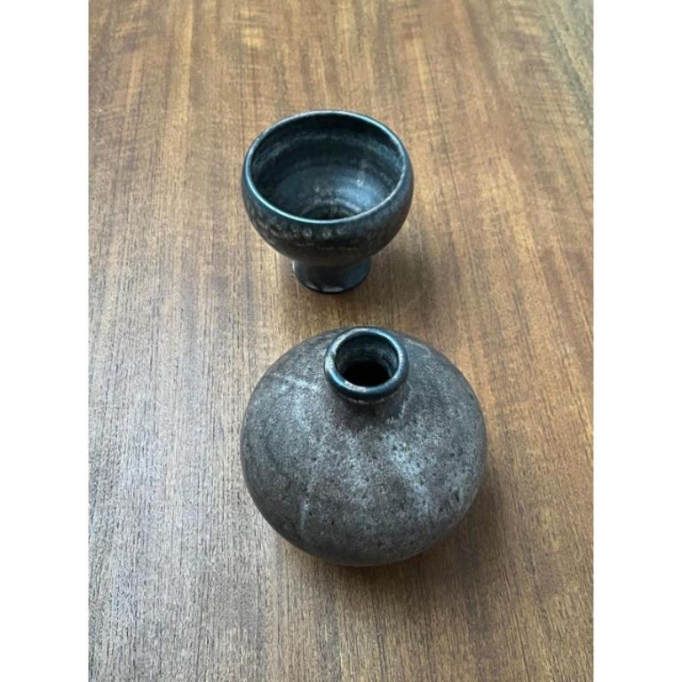 Vaso e ciotola in Studio Pottery di Monika Maetzel, 1960, set di 2, in ottime condizioni. Progettato tra il 1960 e il 1969 Questo pezzo ha un marchio di attribuzione.

Informazioni aggiuntive:
Materiali: Ceramica
Colore: marrone
Stili: Medioevo